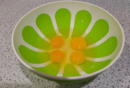 Фото шага рецепта Быстрый завтрак из лаваша и яиц со шпинатом и куриным мясом 189376 шаг 2  