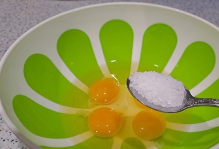 Фото шага рецепта Быстрый завтрак из лаваша и яиц со шпинатом и куриным мясом 189376 шаг 3  