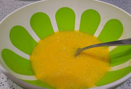 Фото шага рецепта Быстрый завтрак из лаваша и яиц со шпинатом и куриным мясом 189376 шаг 4  