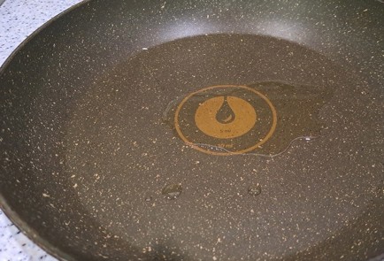 Фото шага рецепта Быстрый завтрак из лаваша и яиц со шпинатом и куриным мясом 189376 шаг 8  