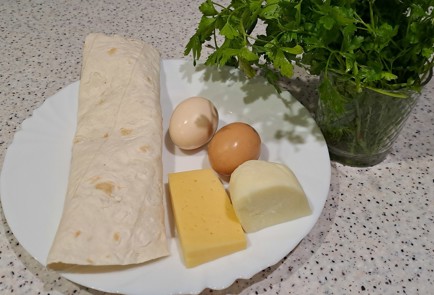 Фото шага рецепта Быстрый завтрак из лаваша яиц зелени и твердого сыра 188029 шаг 1