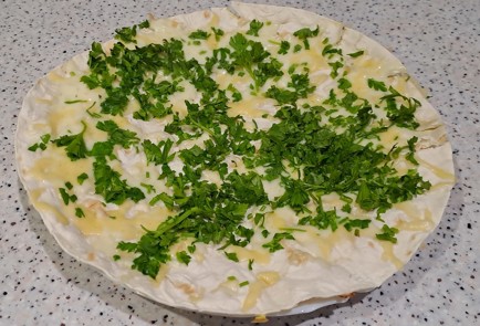 Фото шага рецепта Быстрый завтрак из лаваша яиц зелени и твердого сыра 188029 шаг 10