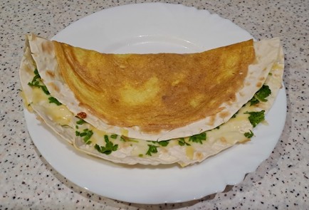 Фото шага рецепта Быстрый завтрак из лаваша яиц зелени и твердого сыра 188029 шаг 11