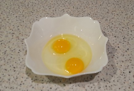 Фото шага рецепта Быстрый завтрак из лаваша яиц зелени и твердого сыра 188029 шаг 2