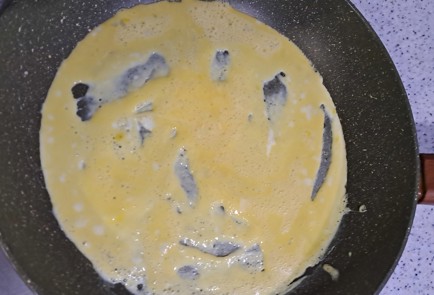 Фото шага рецепта Быстрый завтрак из лаваша яиц зелени и твердого сыра 188029 шаг 5