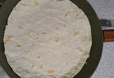 Фото шага рецепта Быстрый завтрак из лаваша яиц зелени и твердого сыра 188029 шаг 6