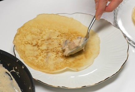 Фото шага рецепта Царские блины с курицей и грибами 140583 шаг 10  