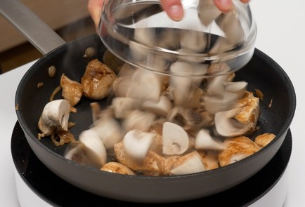 Фото шага рецепта Царские блины с курицей и грибами 140583 шаг 7  