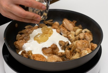 Фото шага рецепта Царские блины с курицей и грибами 140583 шаг 8  