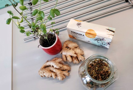 Фото шага рецепта Целебный ромашковый чай с имбирем и зверобоем 140894 шаг 1  