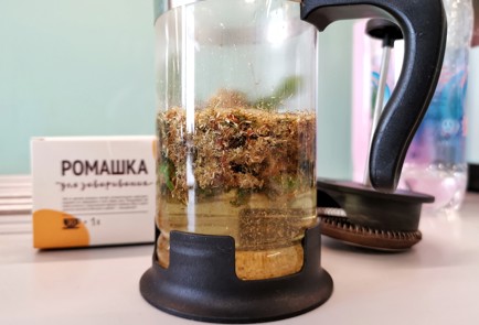 Фото шага рецепта Целебный ромашковый чай с имбирем и зверобоем 140894 шаг 5  