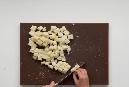 Фото шага рецепта Цезарь с креветками 151510 шаг 1  