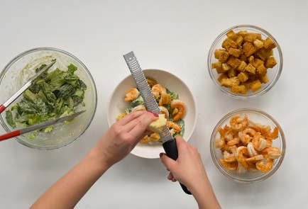 Фото шага рецепта Цезарь с креветками 151510 шаг 10  