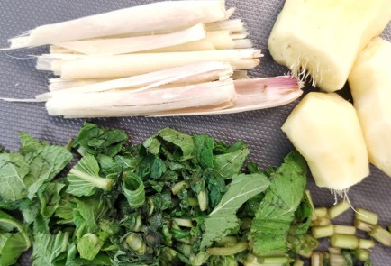 Фото шага рецепта Чай мате с имбирем и травами 152364 шаг 1