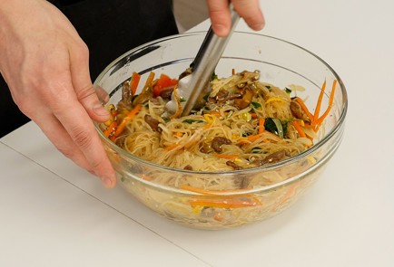 Фото шага рецепта Корейский салат чапчхэ 114348 шаг 9  