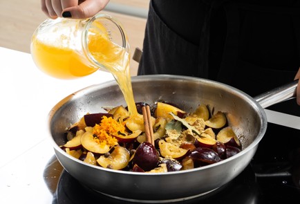 Фото шага рецепта Чатни из слив 151097 шаг 6  