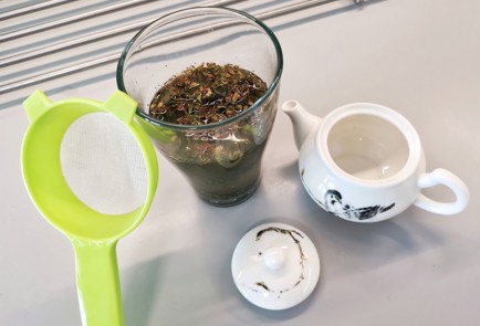 Фото шага рецепта Чай с базиликом и зверобоем 140733 шаг 11  