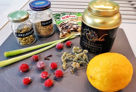 Фото шага рецепта Чай с боярышником и лемонграссом 140685 шаг 1  