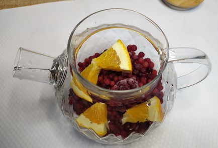 Фото шага рецепта Чай с брусникой 190508 шаг 3  