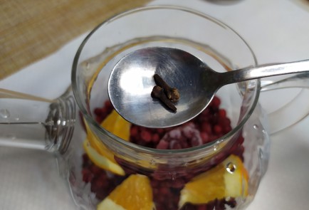 Фото шага рецепта Чай с брусникой 190508 шаг 4  