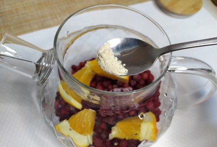 Фото шага рецепта Чай с брусникой 190508 шаг 5  