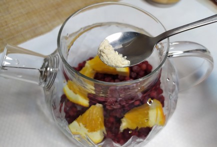 Фото шага рецепта Чай с брусникой 190508 шаг 6  