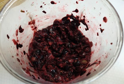 Фото шага рецепта Чай с черной смородиной и мятой 190797 шаг 2  