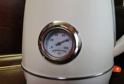 Фото шага рецепта Чай с клубникой 189718 шаг 1  