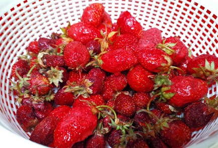 Фото шага рецепта Чай с клубникой 189718 шаг 3  