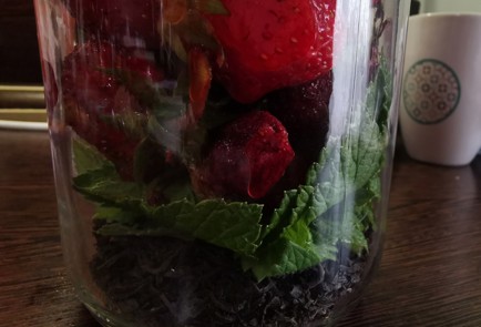 Фото шага рецепта Чай с клубникой 189718 шаг 6  