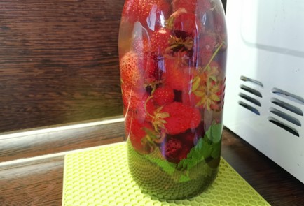 Фото шага рецепта Чай с клубникой 189718 шаг 9  