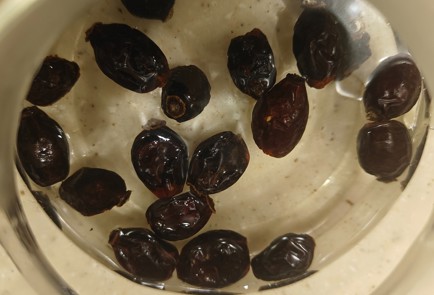 Фото шага рецепта Чай с шиповником и смородиной 191600 шаг 2  