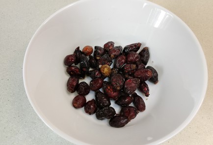 Фото шага рецепта Чай с шиповником 191612 шаг 1  