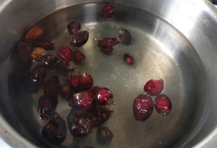 Фото шага рецепта Чай с шиповником 191612 шаг 2  