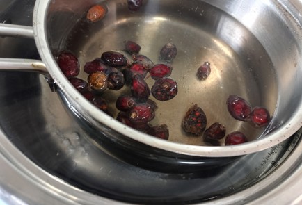 Фото шага рецепта Чай с шиповником 191612 шаг 3  