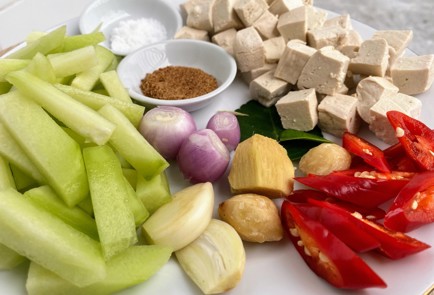 Фото шага рецепта Чайот в пряном кокосовом соусе с тофу 153158 шаг 1  