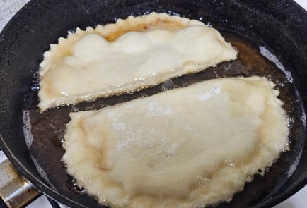 Фото шага рецепта Чебуреки домашние с бараниной 190697 шаг 12  