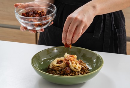 Фото шага рецепта Чечевица с тушеным мясом и луковыми кольцами 175581 шаг 12  