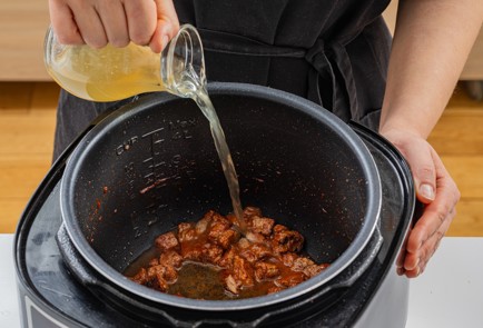 Фото шага рецепта Чечевица с тушеным мясом и луковыми кольцами 175581 шаг 5  