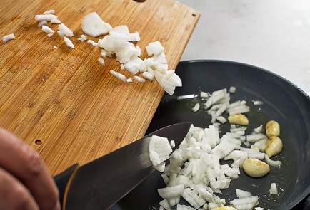 Фото шага рецепта Чечевичный суп с томатами 30827 шаг 2  