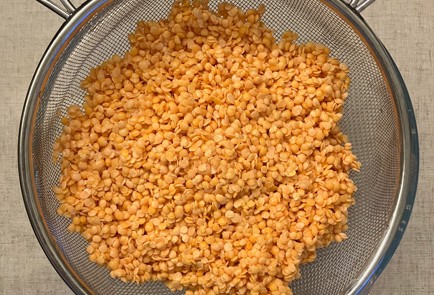 Фото шага рецепта Чечевичные лепешки с кунжутными семечками 191013 шаг 2  