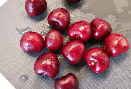 Фото шага рецепта Черешневый йогурт 174409 шаг 1