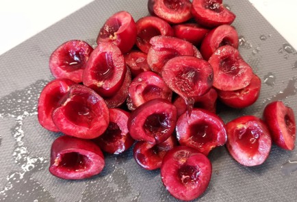 Фото шага рецепта Черешневый йогурт 174409 шаг 2