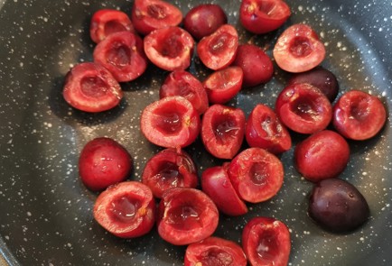 Фото шага рецепта Черешневый йогурт 174409 шаг 3