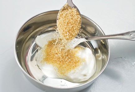 Фото шага рецепта Чернослив фаршированный грецким орехом в сметанном соусе 26558 шаг 2  