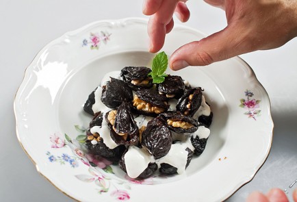 Фото шага рецепта Чернослив фаршированный грецким орехом в сметанном соусе 26558 шаг 4  