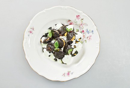 Фото шага рецепта Чернослив фаршированный грецким орехом в сметанном соусе 26558 шаг 5  