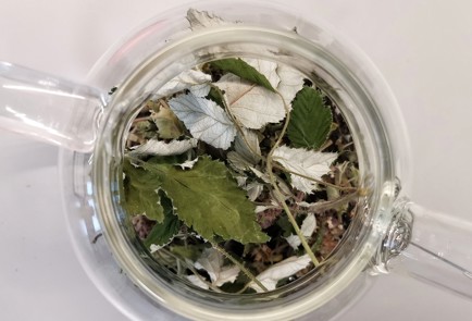 Фото шага рецепта Черный чай с травами и кардамоном 152910 шаг 3  