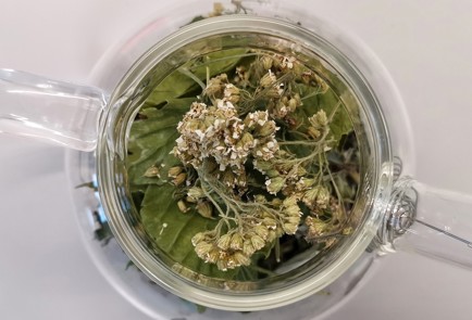 Фото шага рецепта Черный чай с травами и кардамоном 152910 шаг 5  