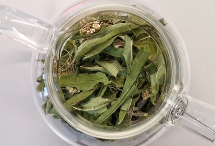 Фото шага рецепта Черный чай с травами и кардамоном 152910 шаг 6  